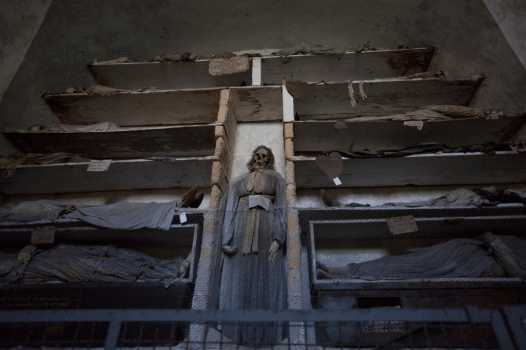 Mumifizierte Körper in den Regalen der Katakomben von Palermo