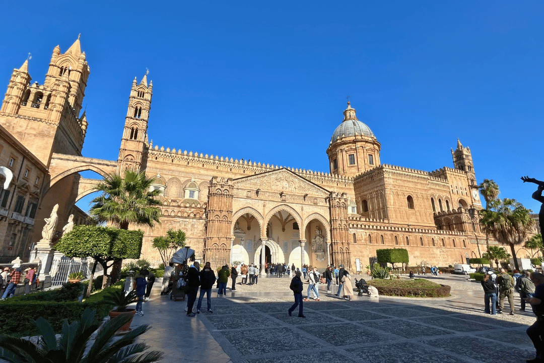 Menschen vor einer Kirche in Palermo