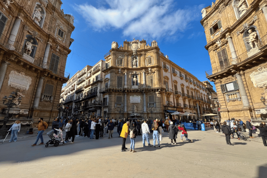 Menschen auf einer Kreuzung in Palermo