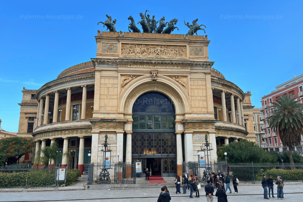 Menschen vor einem Theatergebäude in Palermo.