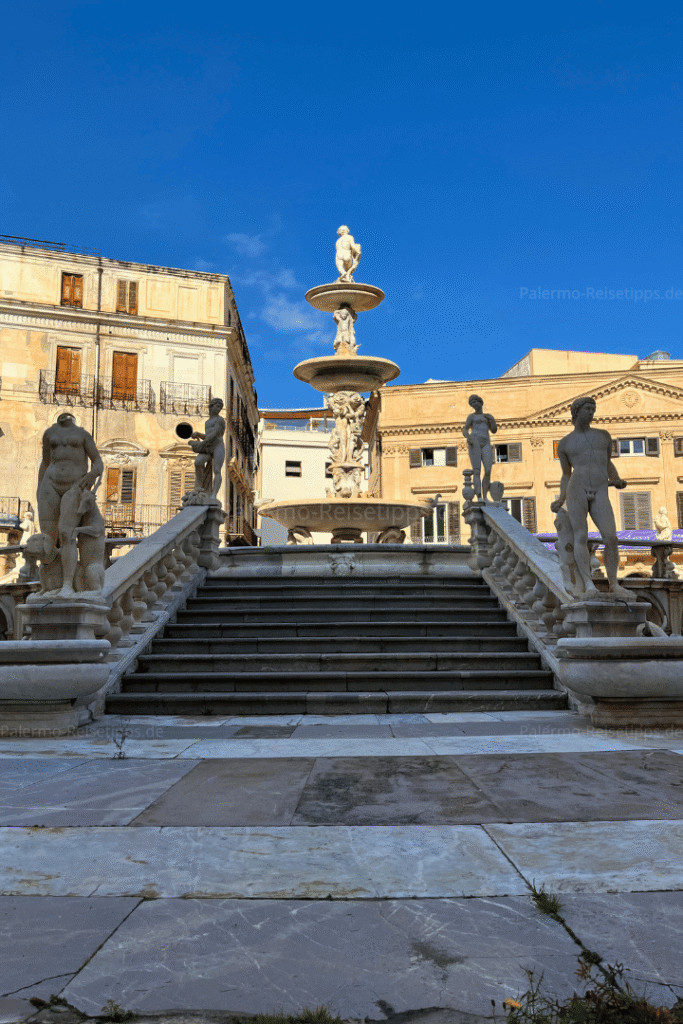 Brunnen mit Statuen in Palermo