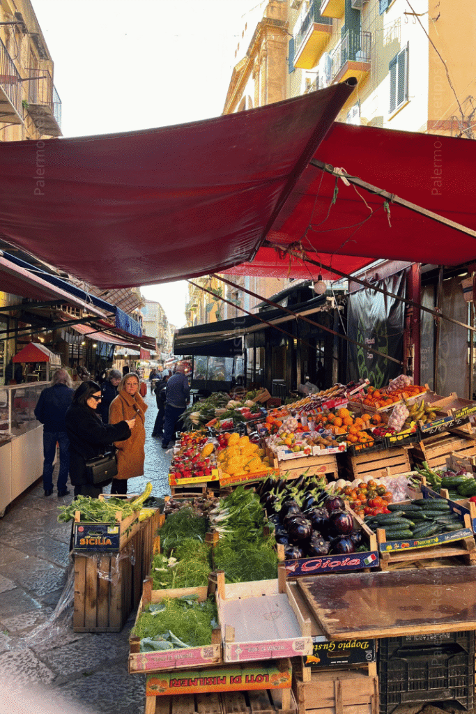 Marktstände auf dem Mercato del Capo in Palermo