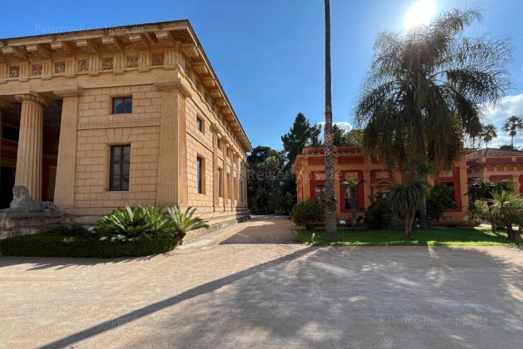 Gebäude und Palmen im Botanischen Garten von Palermo