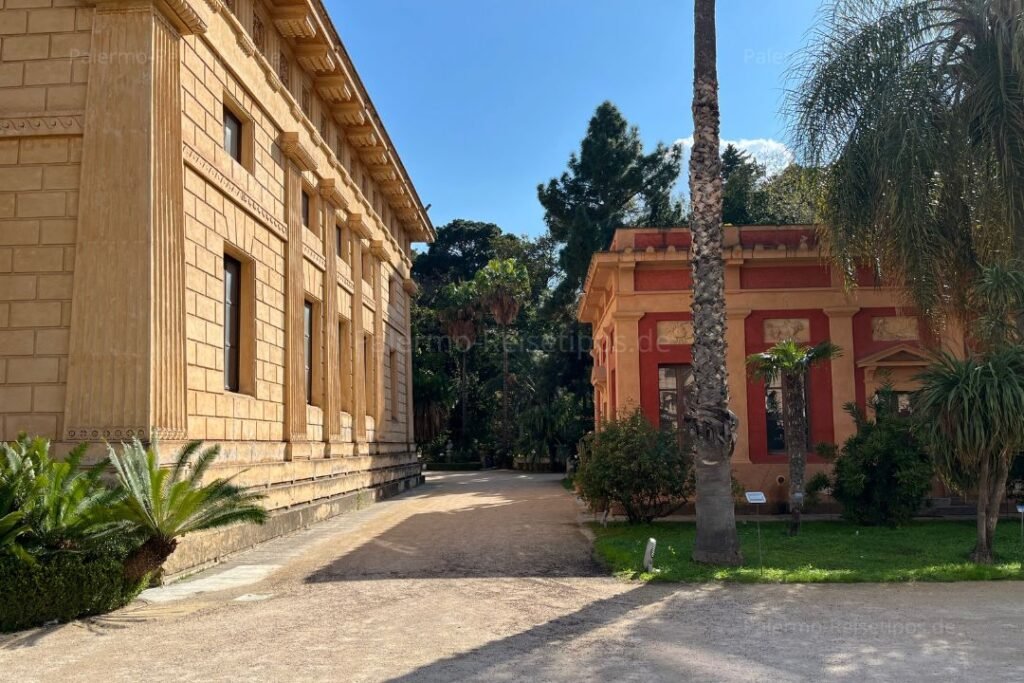 Zwei neoklassizistische Gebäude im Botanischen Garten von Palermo