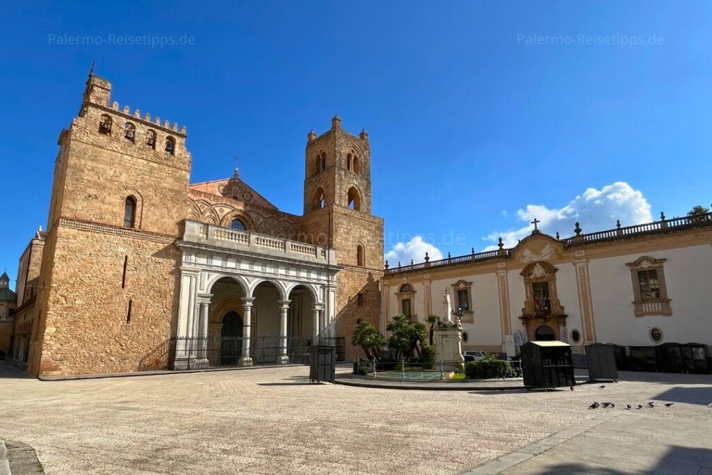 Platz und Fassade der Kathedrale von Monreale