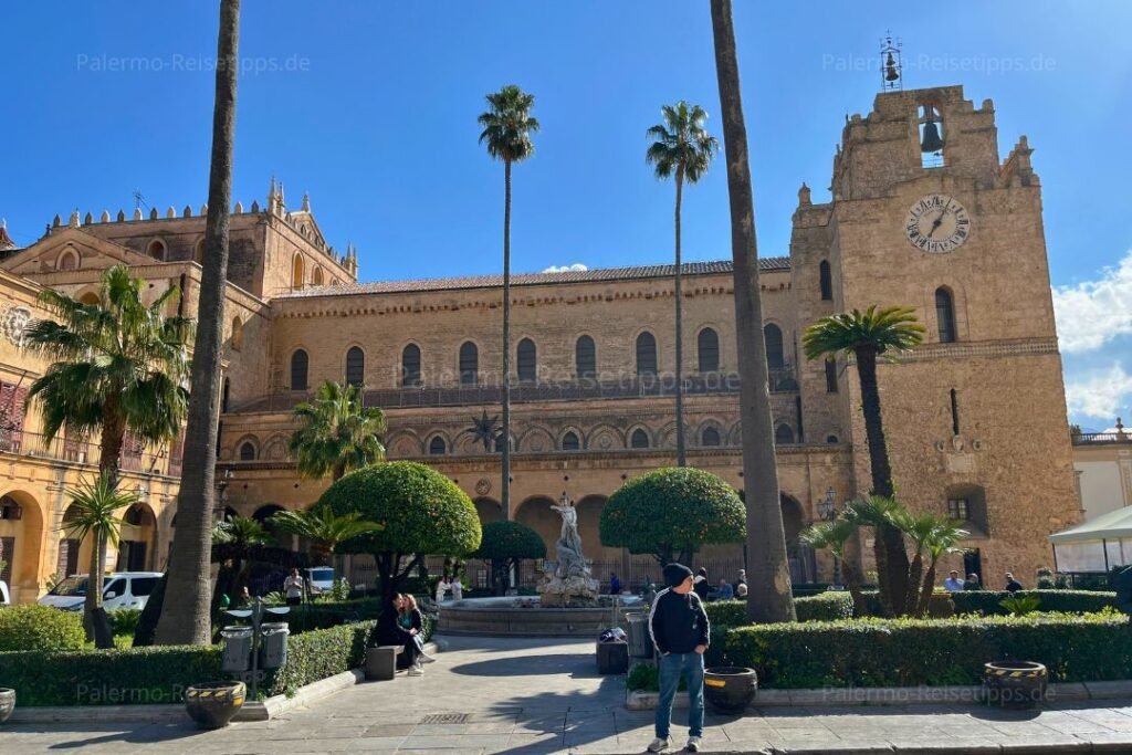 Hecken und Palmen vor der Kathedrale von Monreale