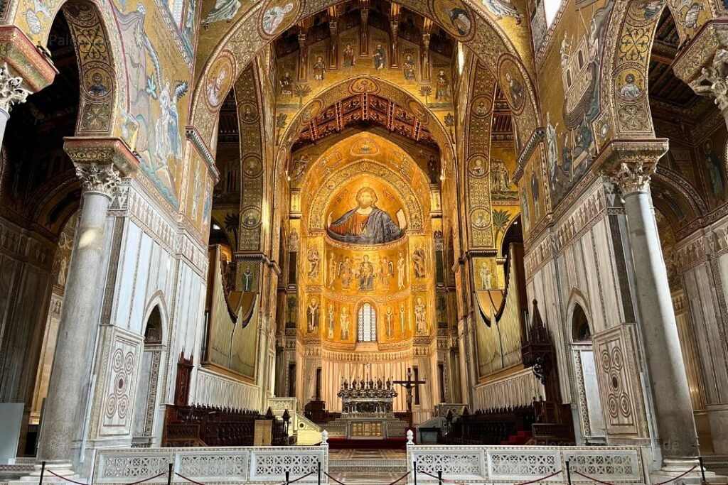 Säulen und goldene Mosaiken in der Kathedrale von Monreale