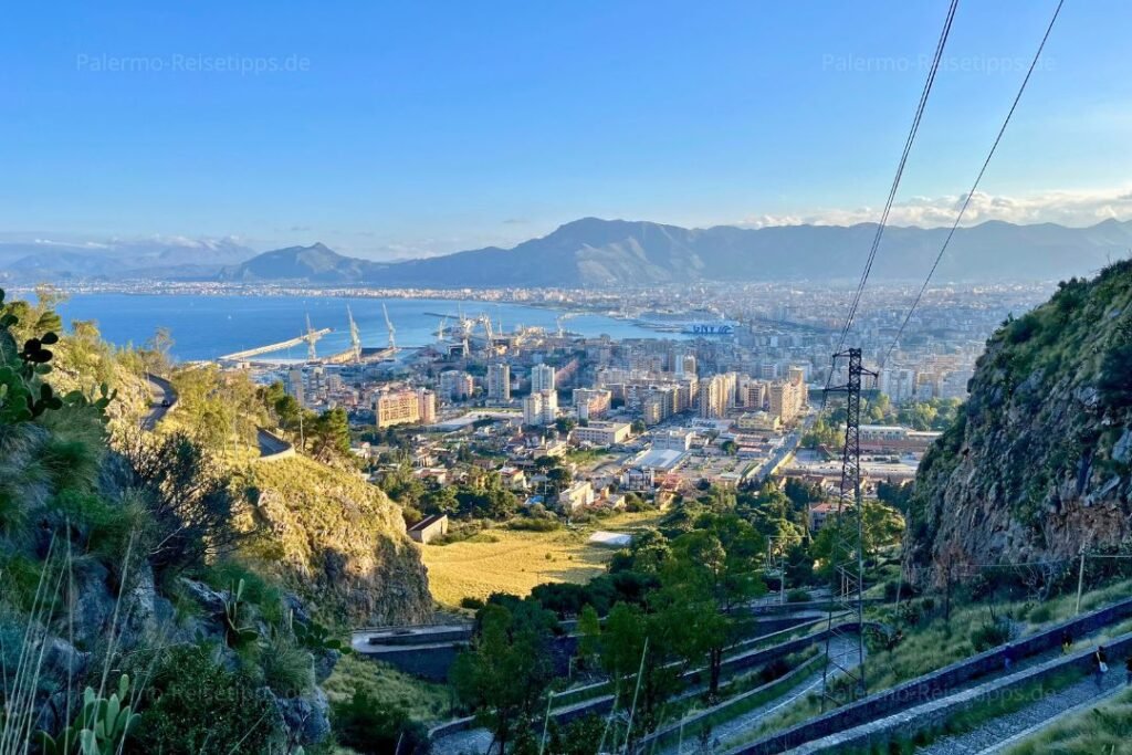 Serpentinen und Blick auf Palermo am Monte Pellegrino