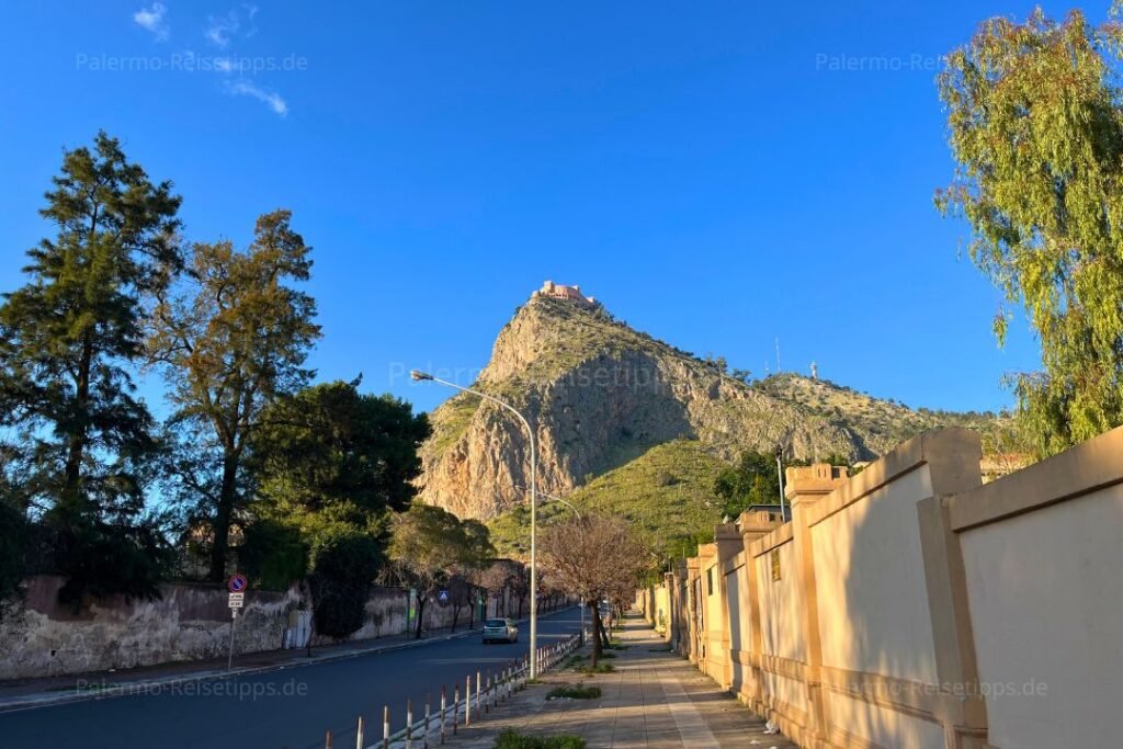 Eine Straße führt zum Monte Pellegrino