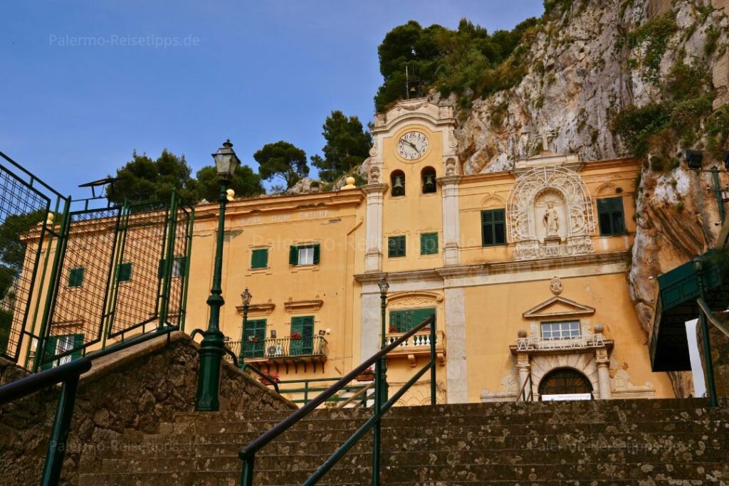 Eine in den Fels gebaute Kirche am Monte Pellegrino in Palermo