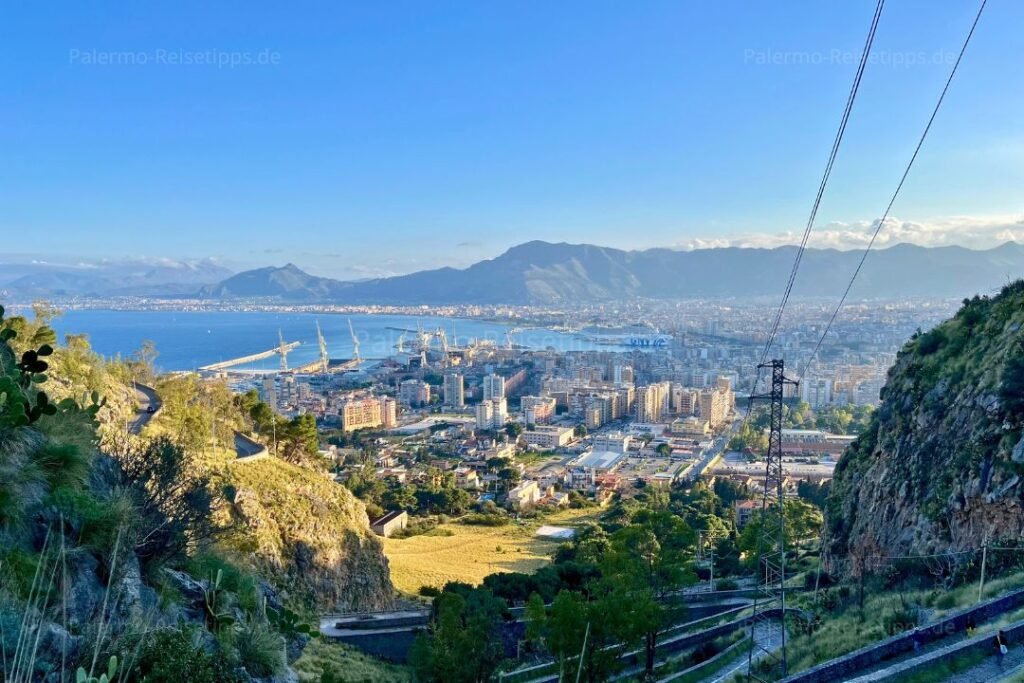 Palermos Hafen inmitten von Bergen und Meer