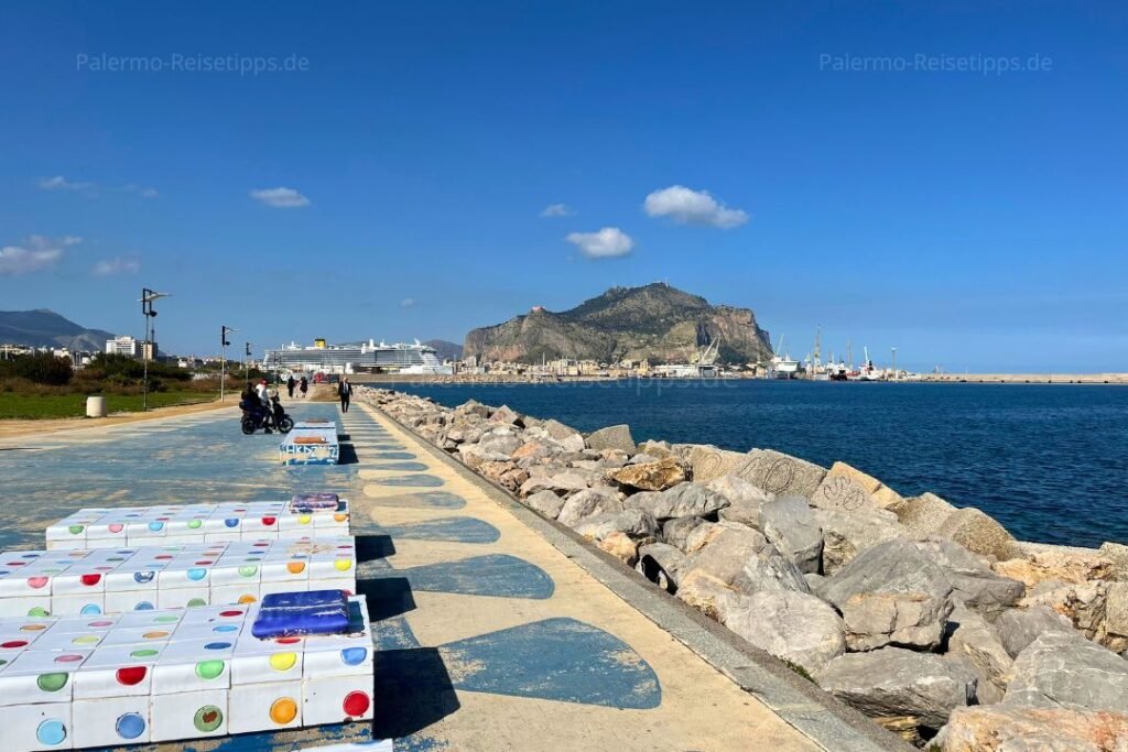 Promenade und Kreuzfahrtschiff im Hafen von Palermo