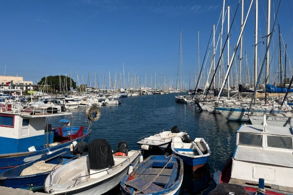 Fischerboote in einem kleinen Hafen in Palermo