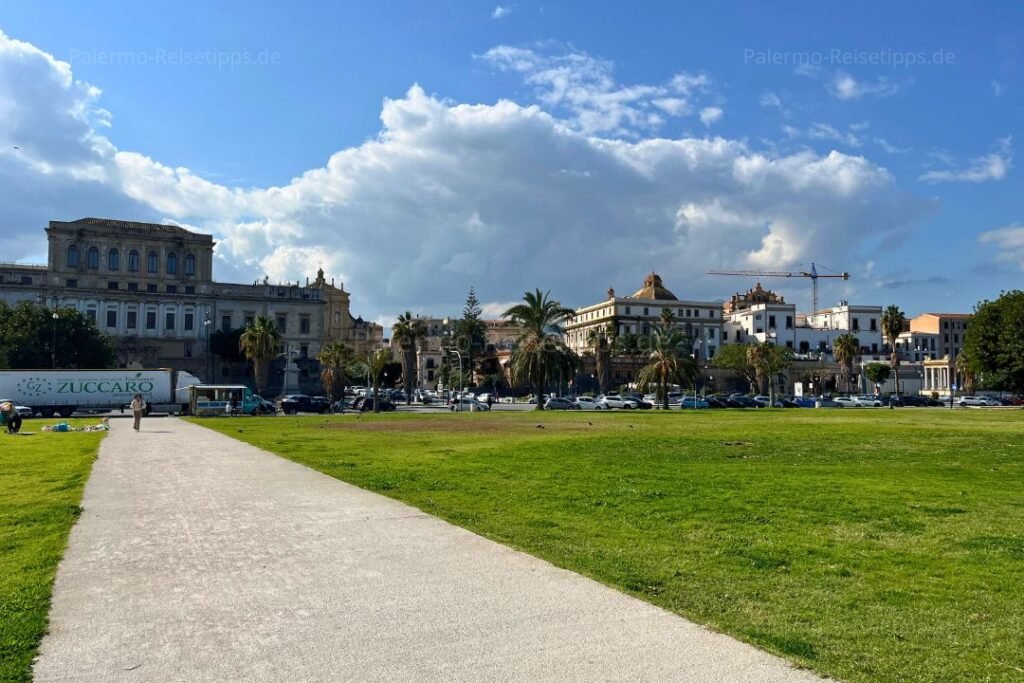 Weg, Rasenflächen und Gebäude am Foro Italico